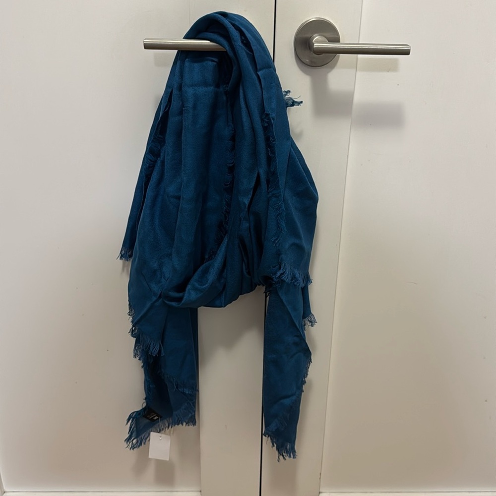 Saks Fifth Avenue Cashmere blend Oversize oblong teal blue scarf eyelash fringe